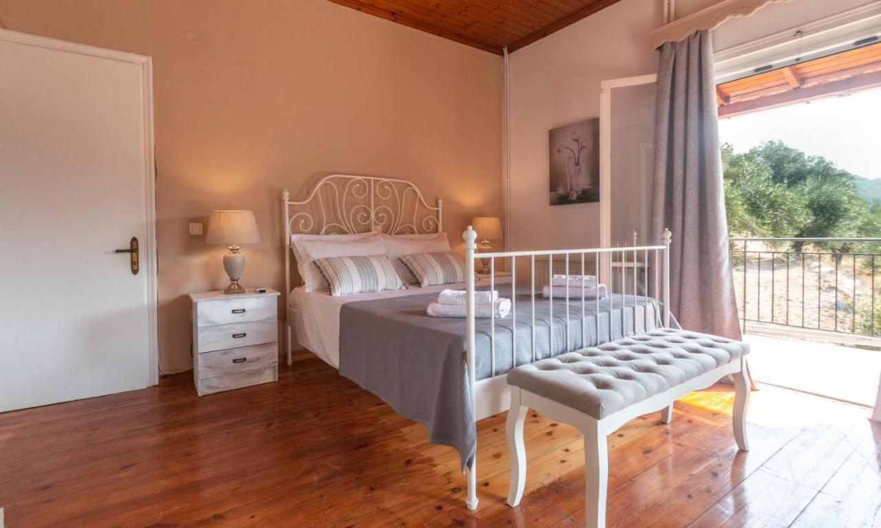Ilia'S Holiday Home Peritheia Luaran gambar